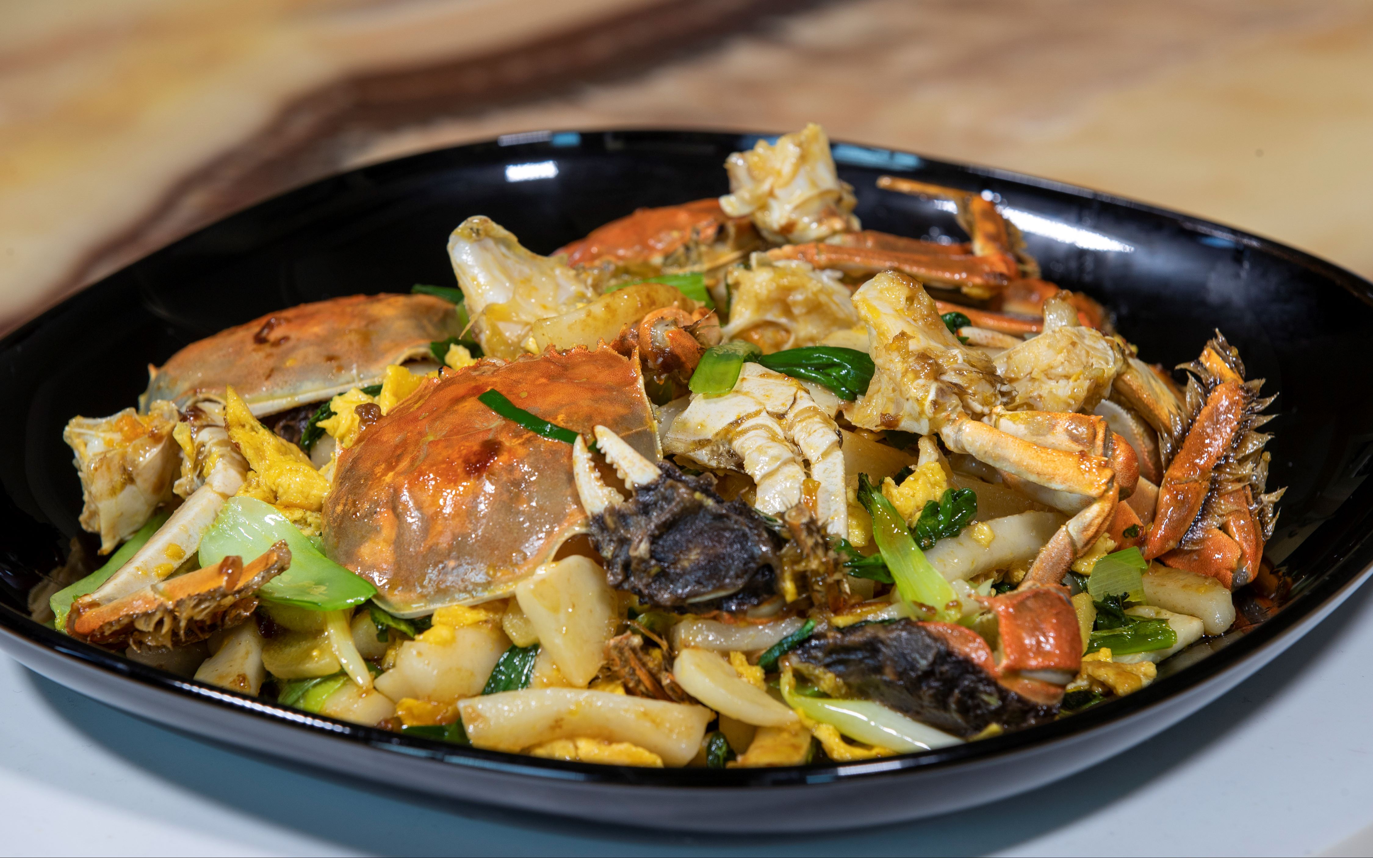 大闸蟹炒年糕家常大闸蟹做法,加鸡蛋炒更美味,出锅年糕特别香糯_哔哩