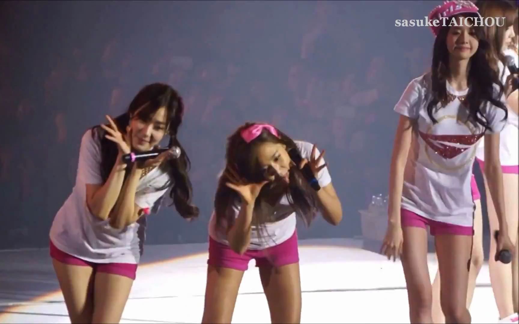 [图]140215 2013 World Tour 'Girls＆Peace' in Macau Fancam Funny Cut Edited Ver