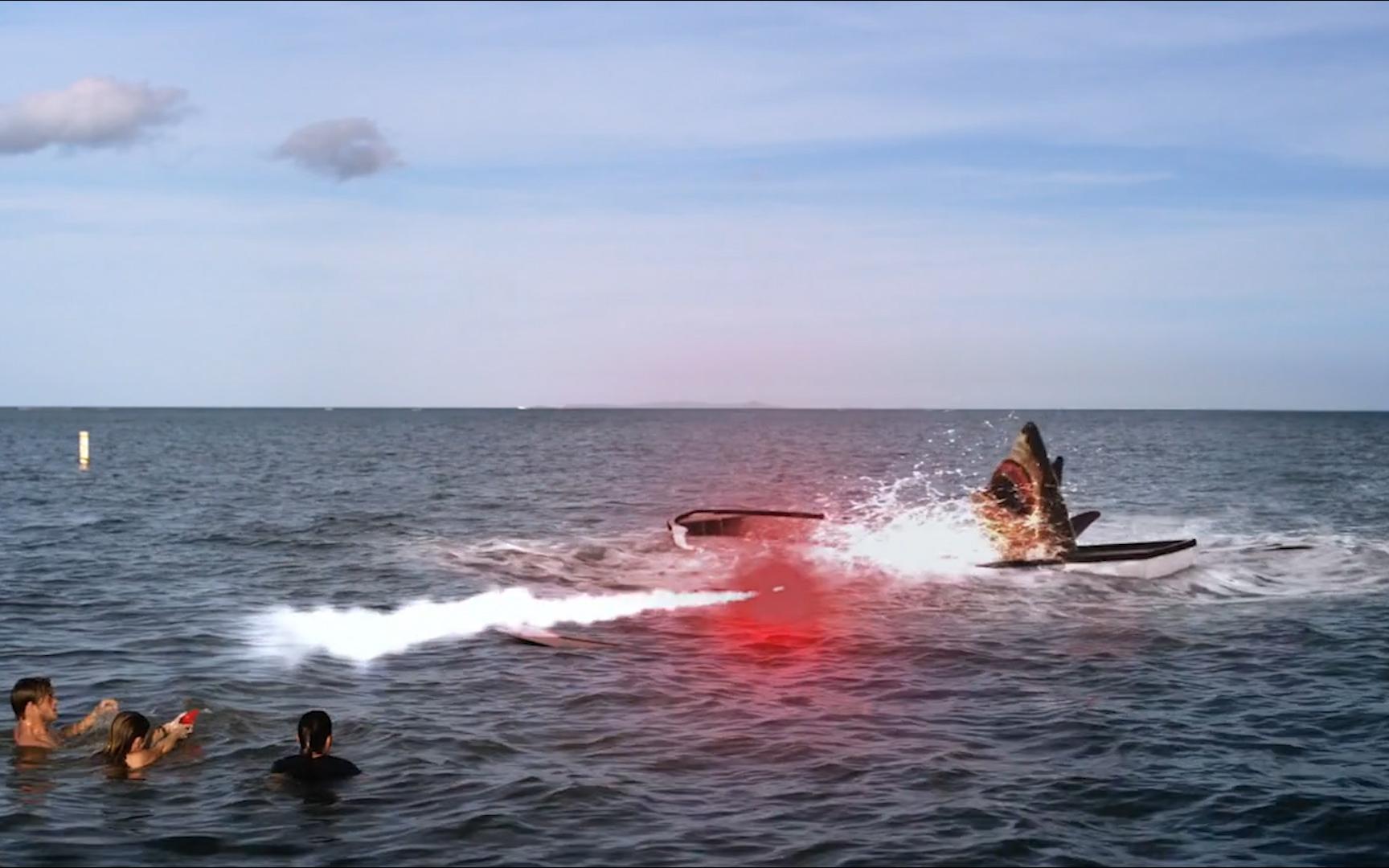 毒鲨:鲨鱼变异后喷射毒液,疯狂袭击游客,最后被一发信号枪打死_哔哩