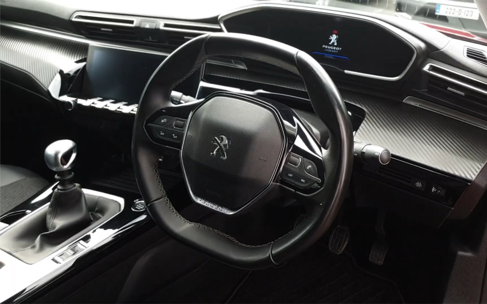 交定金才排产,所以比较稀有的手动挡标致508