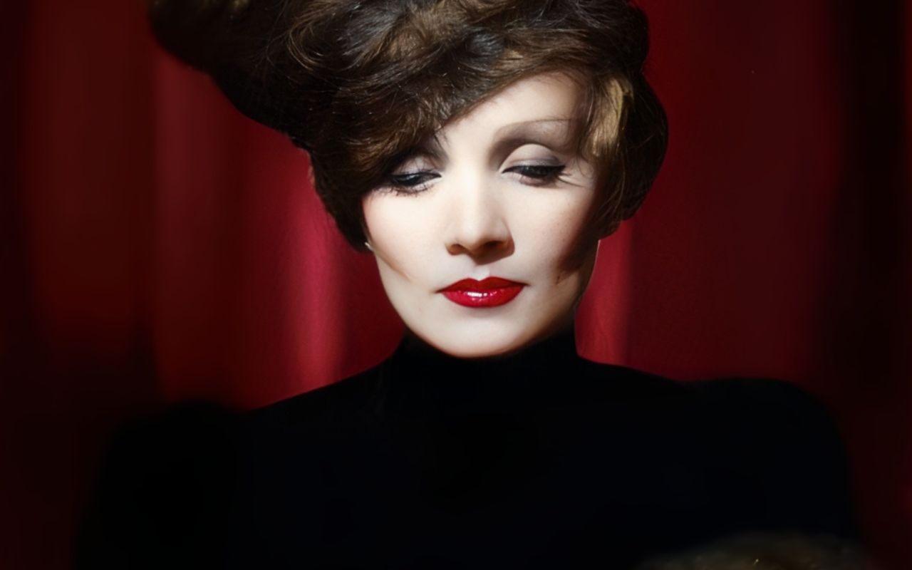 迷离心碎的眼睛不止男人承受不住,就连女人也沦陷了.