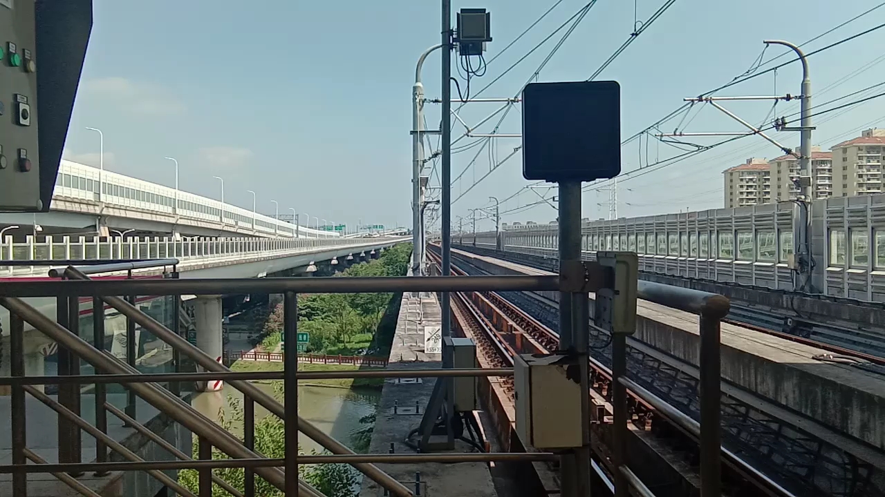 上海地铁11号线秀沿路出站往嘉定北方向