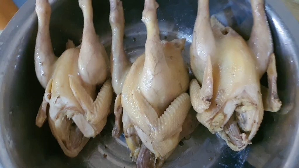 白水鸡和手抓羊肉一起煮的,味道绝对是一绝同价位最好吃的白水鸡
