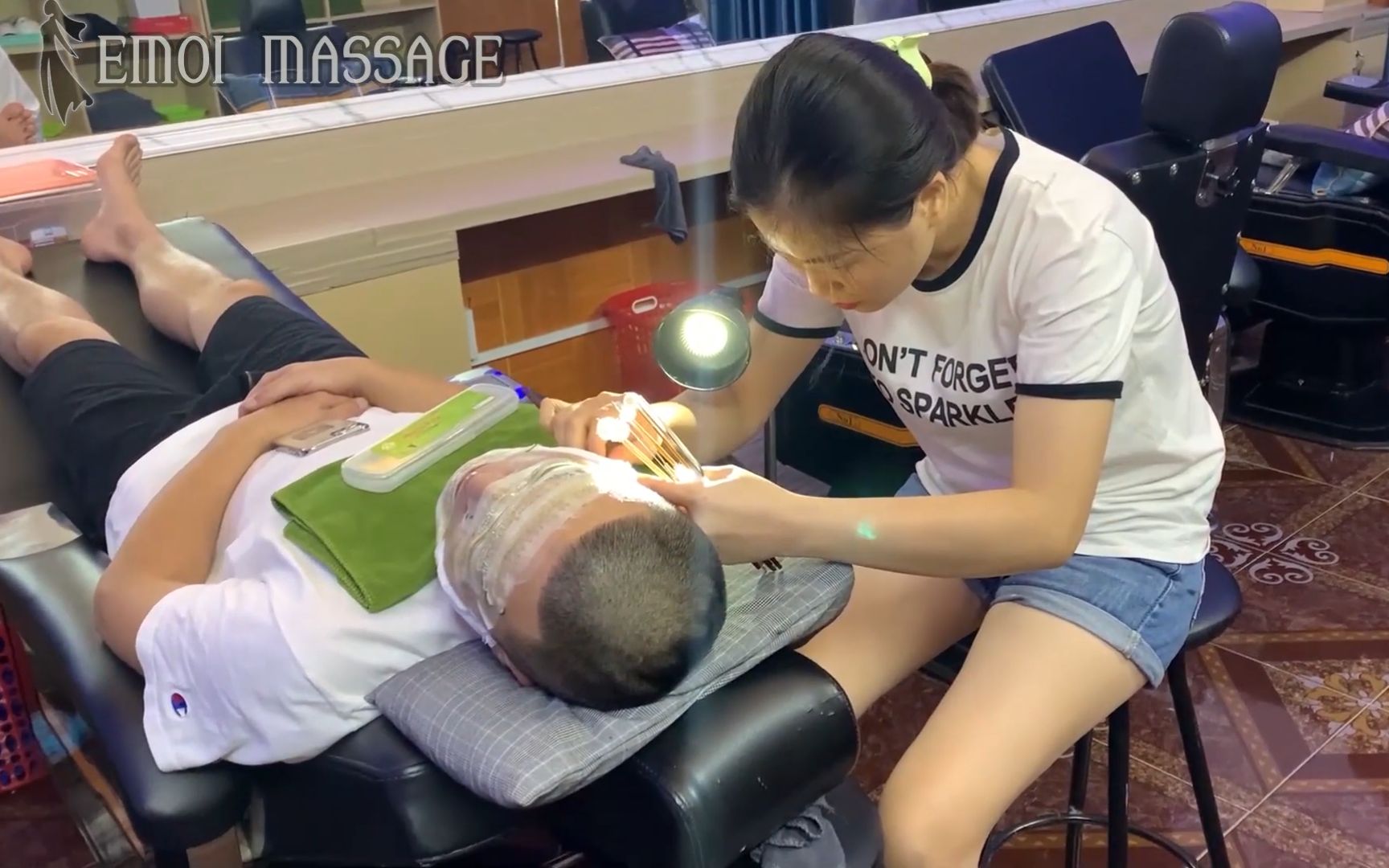 越南理发馆剃须面部护理耳朵清洁修脚按摩拉伸全部90分钟