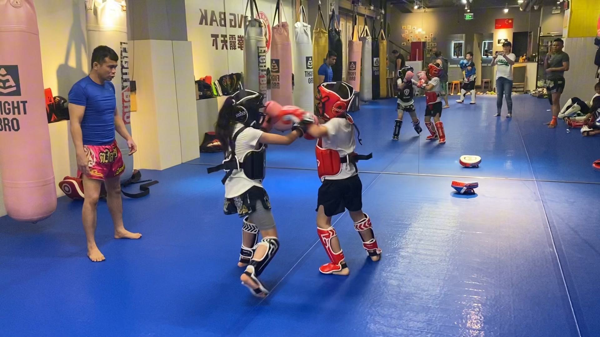 之后技术一点没忘[强]这就算落下了,以后只会越打越好[强]#少儿泰拳