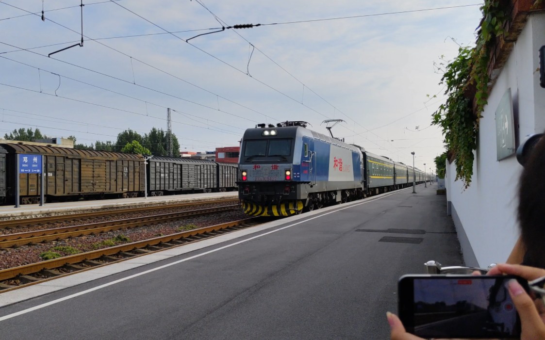 【中国铁路】由北京开来的k473次列车进入邓州站办理客运作业