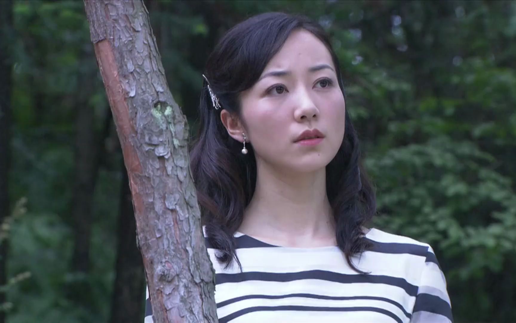 冲出月亮岛:苏静路过码头,发现岸边有件囚服,怀疑墨扬被抓