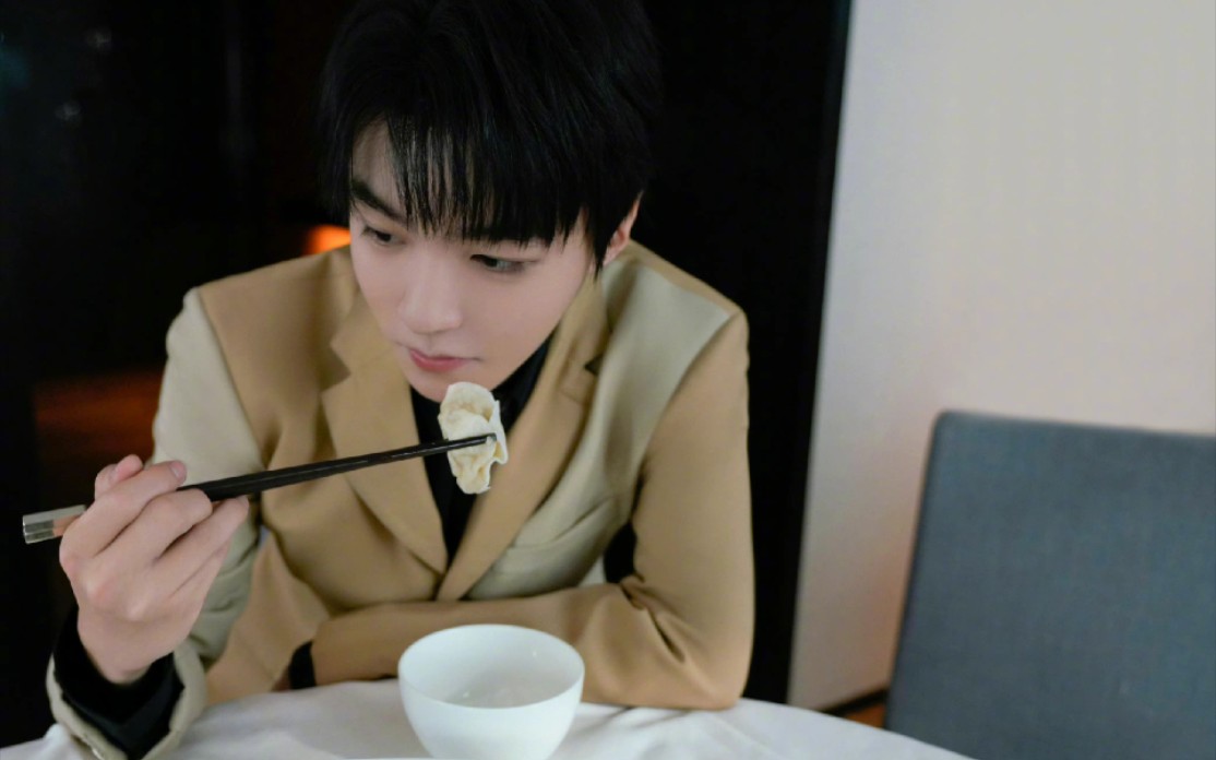 活动作品tfboys王俊凯冬至慢动作吃饺子