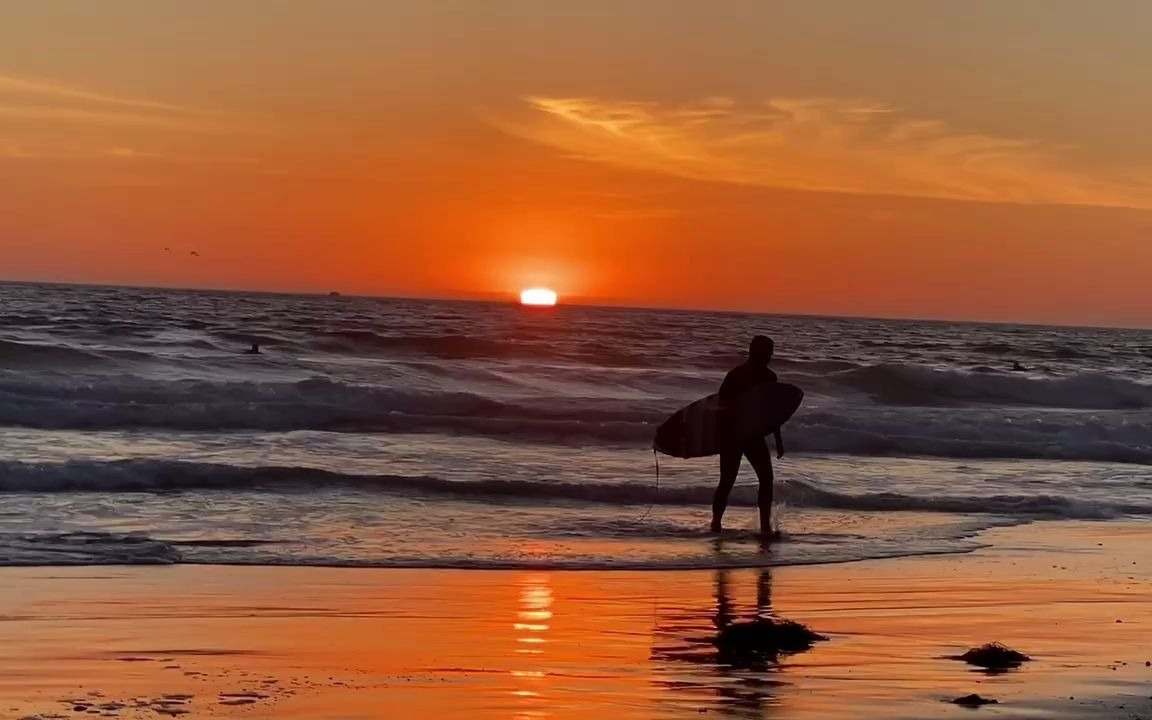 夕阳余晖下的冲浪人