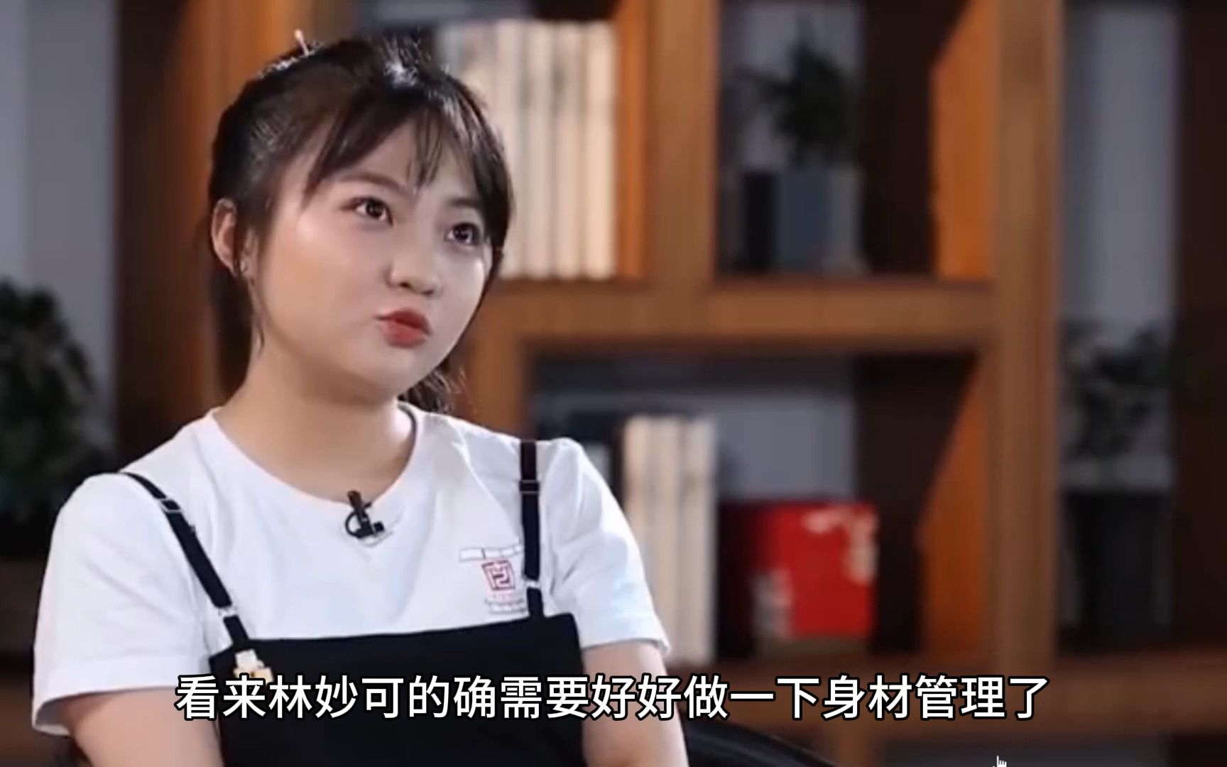 24岁林妙可参加婚礼,被指打扮土气,无滤镜照身材太胖吓坏网友