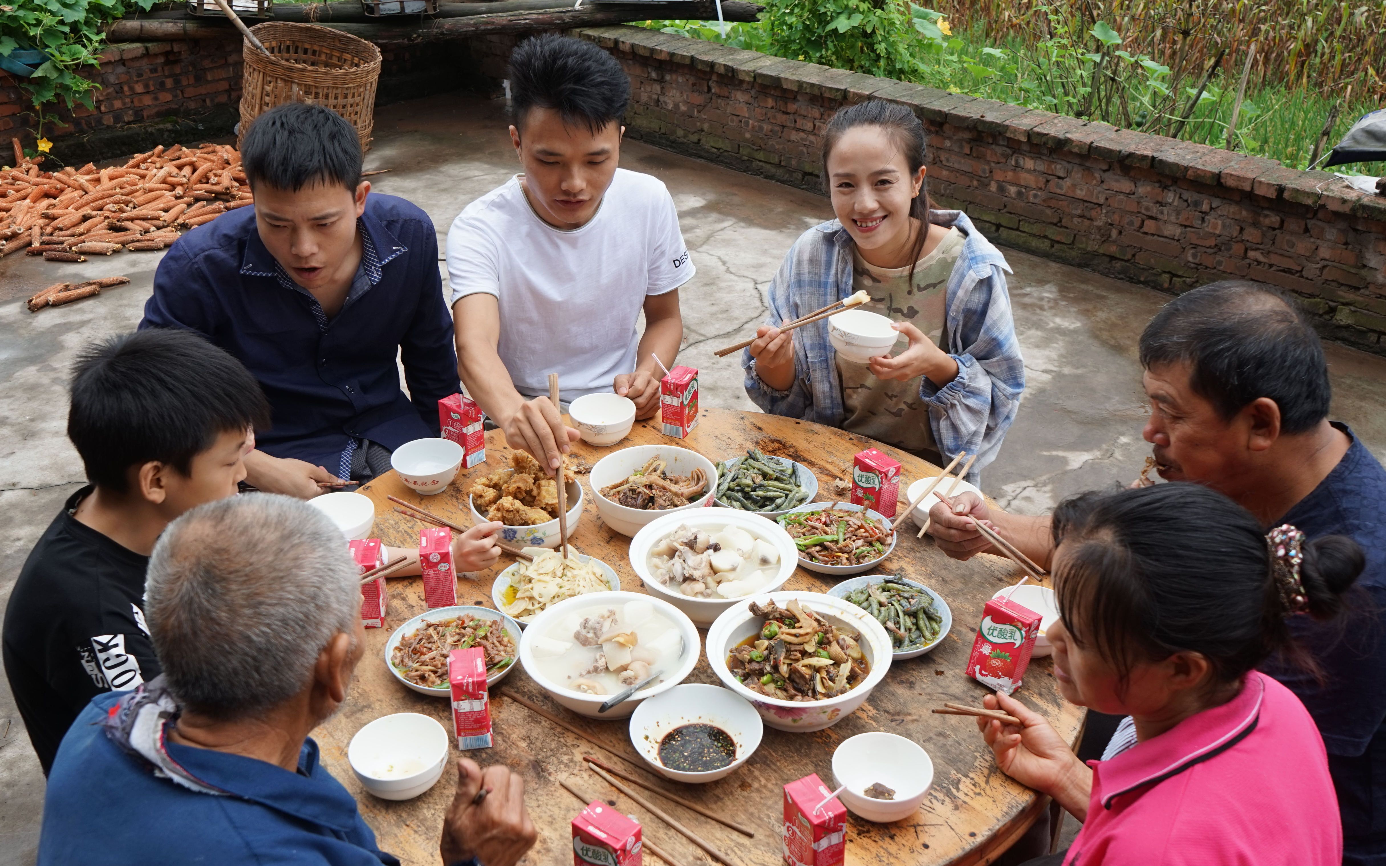 农村坝坝宴是这样的,一家人坐在院子里吃饭,有说有笑很幸福