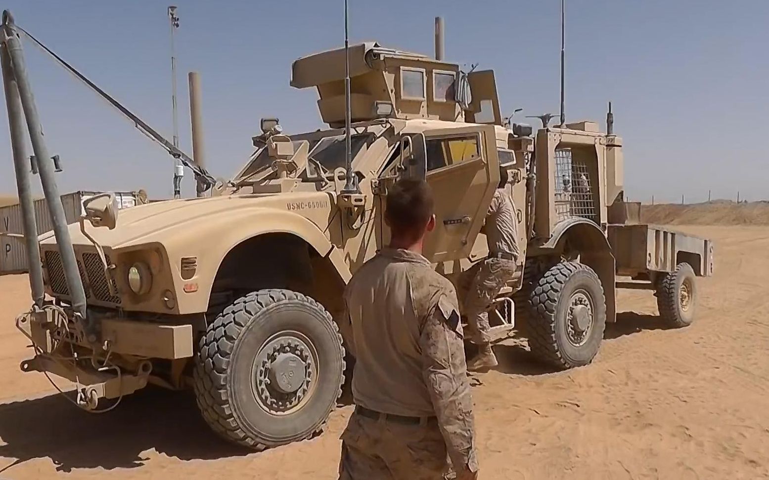 美军士兵展示他们的反地雷伏击车 短视频