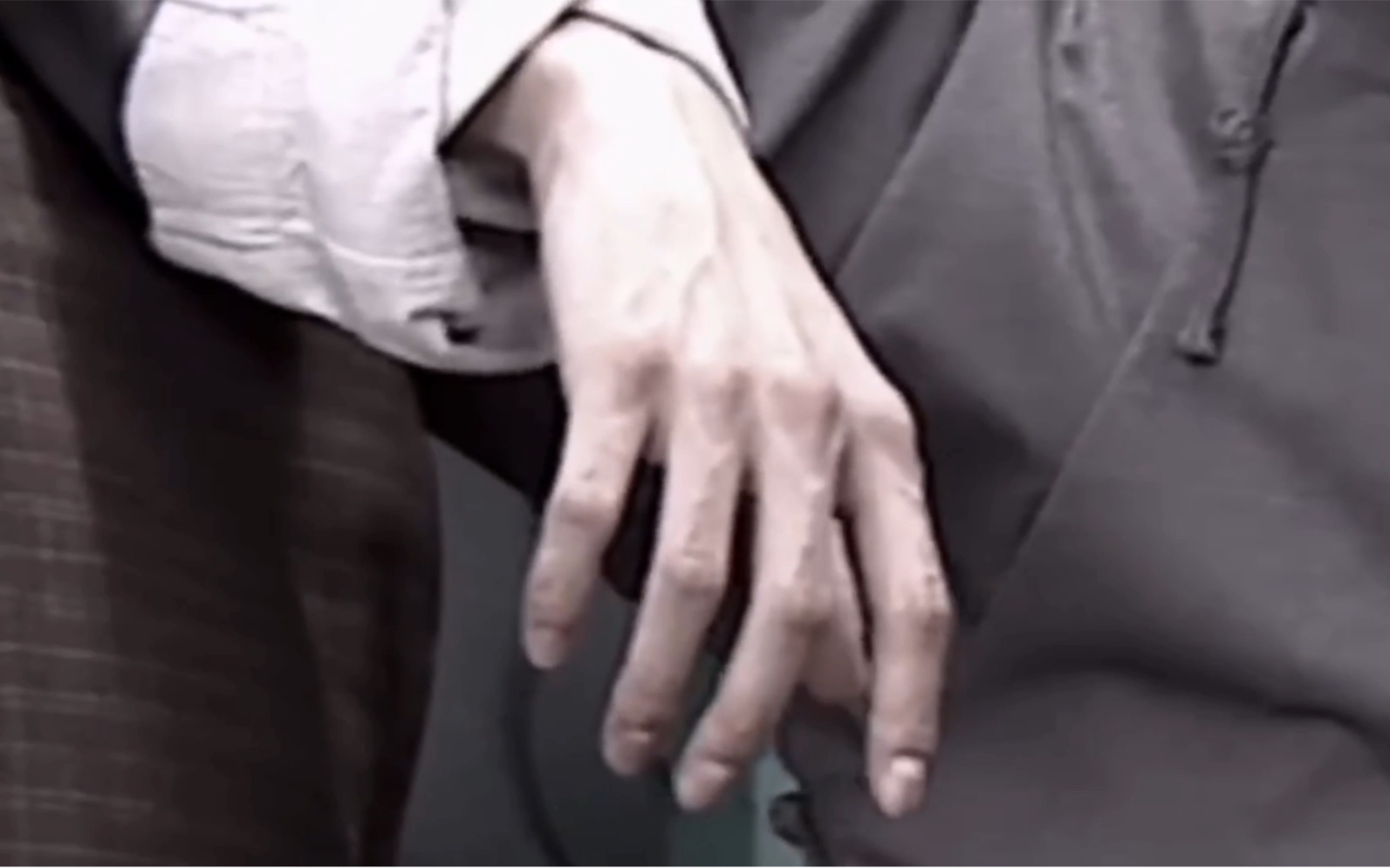 秦霄贤赶紧睡吧姐妹们熬夜胸小老秦手大