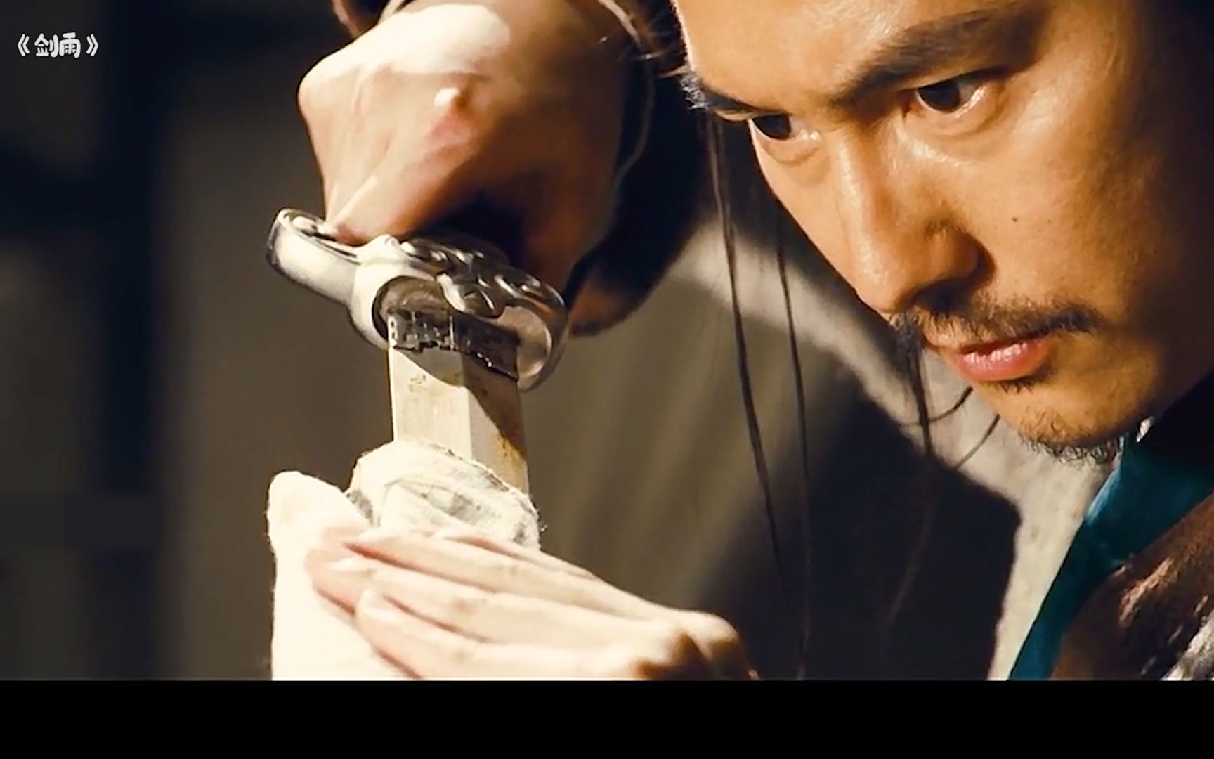 剑雨妻子受伤丈夫挖出锈剑怎料临阵磨剑的他竟是绝顶高手