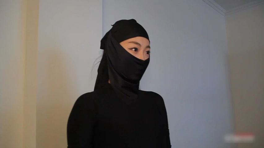 蒙面女特务戴上黑手套顺利完成任务,捂得严严实实只露出眼睛