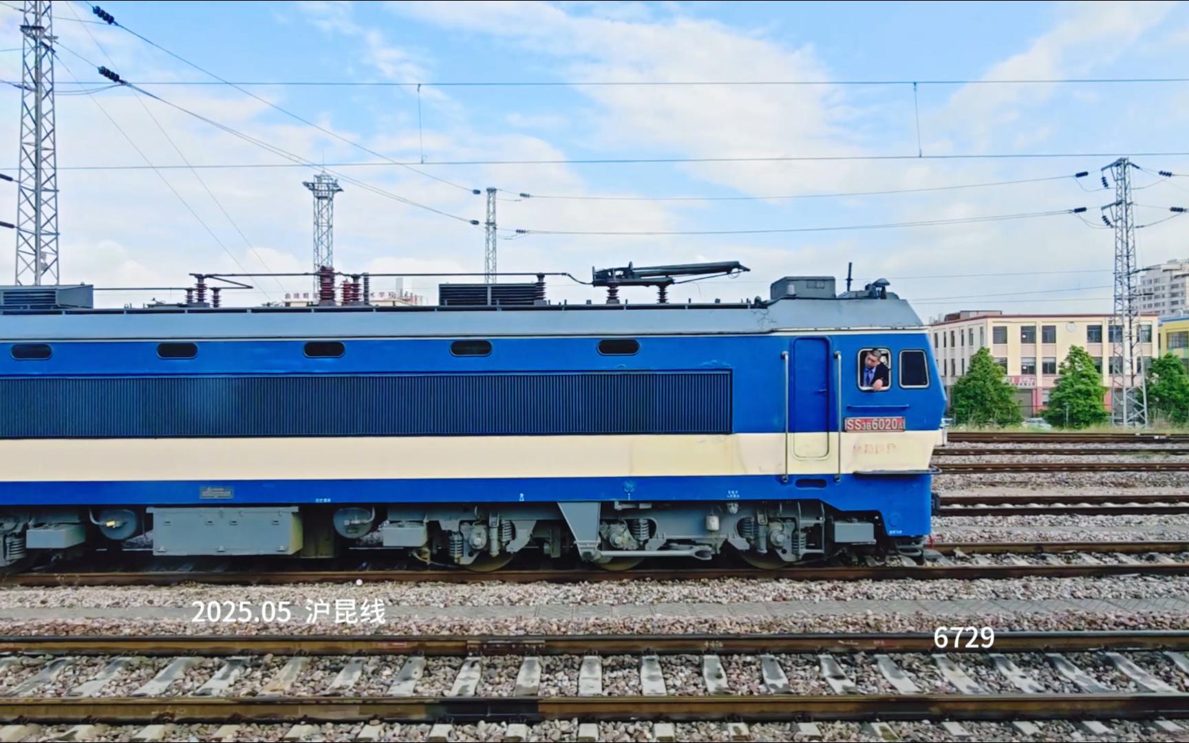 昆明进京的直特列车在曲靖停车后再次出发北上