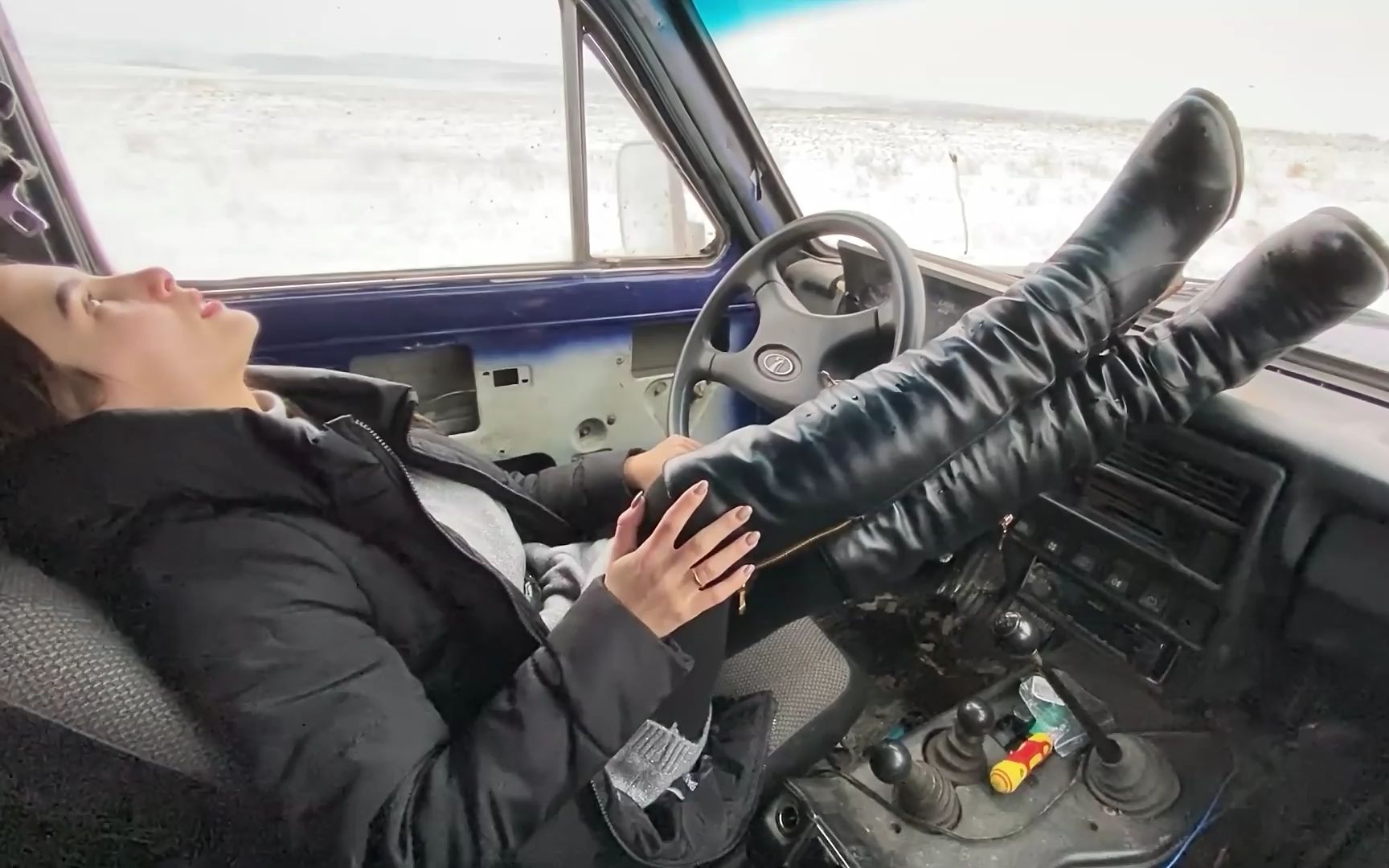 长靴美女十分活泼开朗又自信,即使雪地陷车被困也不影响好的心情