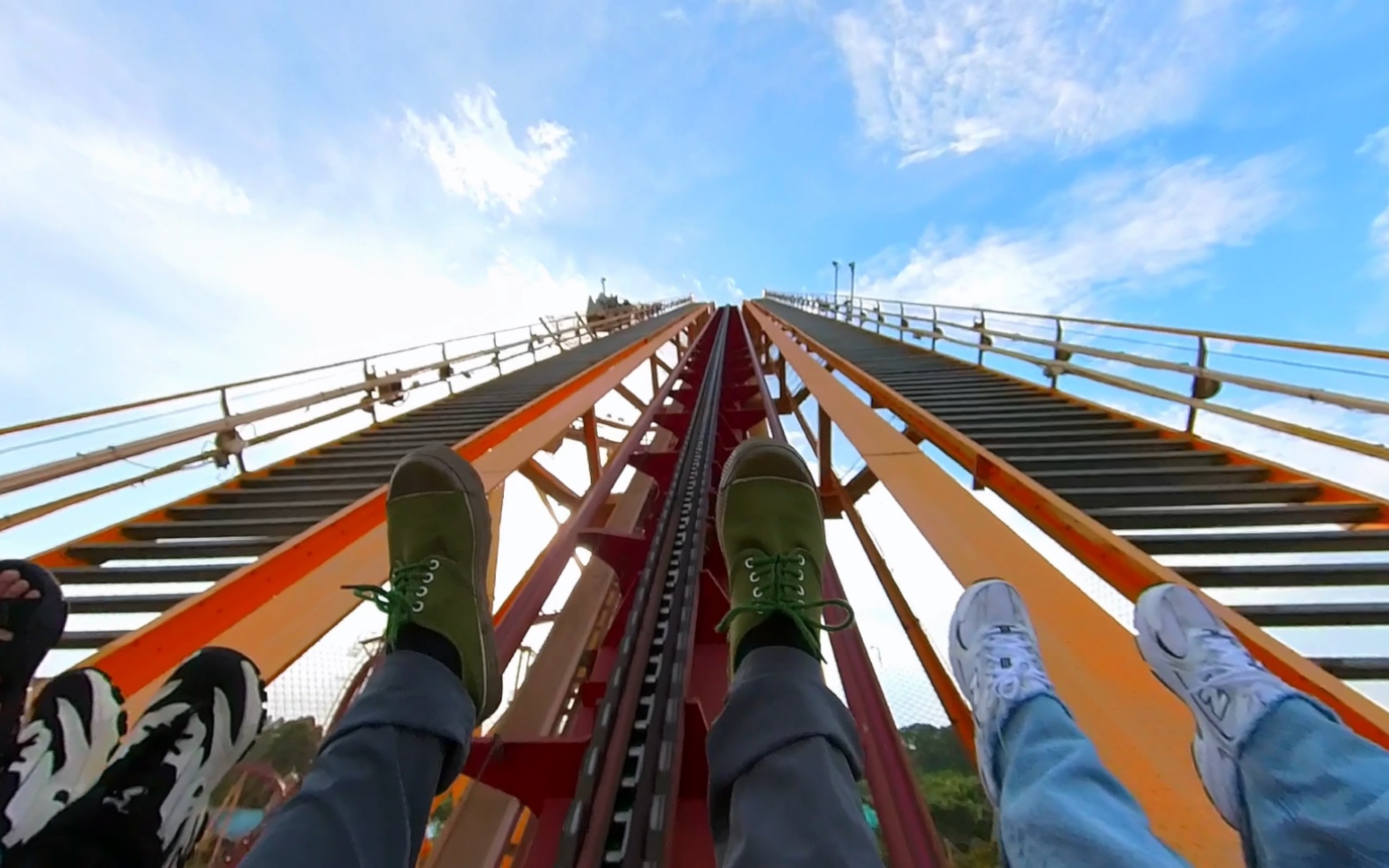 垂直过山车,不逼自己玩一把永远都不知道自己有多怕死!