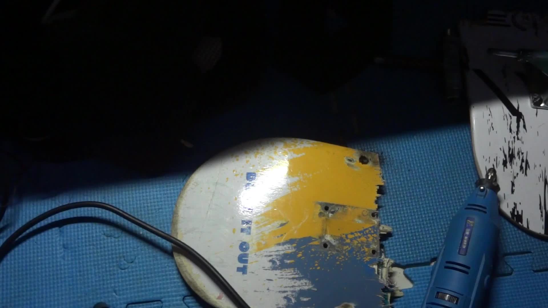 断掉的滑板板面如何做成工艺品.