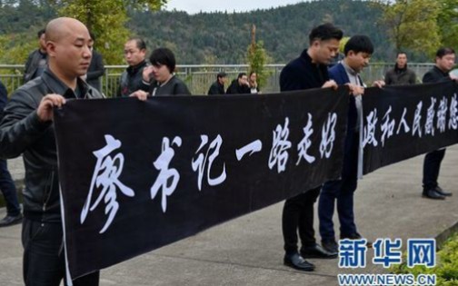 [图]【催泪】《一诺无悔》大结局剪辑：那个周末的雨夜，谁也没想到是廖俊波同志与家人们的诀别……