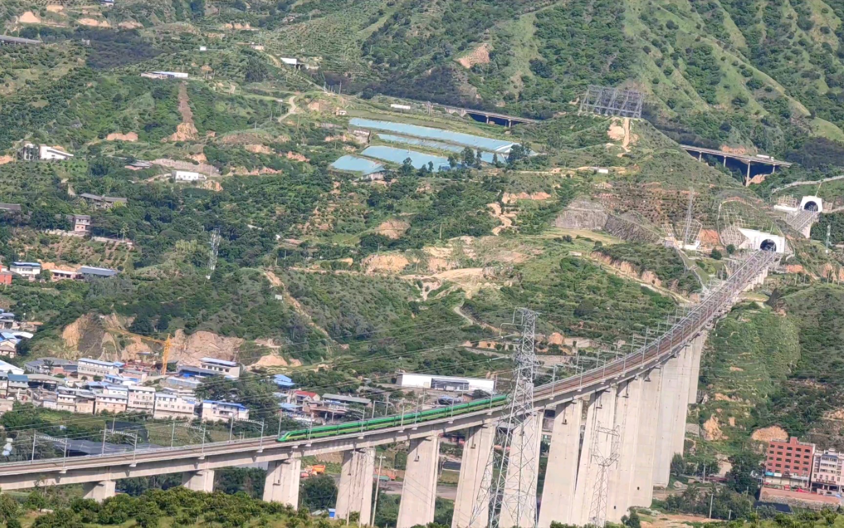 山顶上的机场,山谷里的火车站,成昆铁路攀枝花火车南站拍车视频哔哩哔哩bilibili