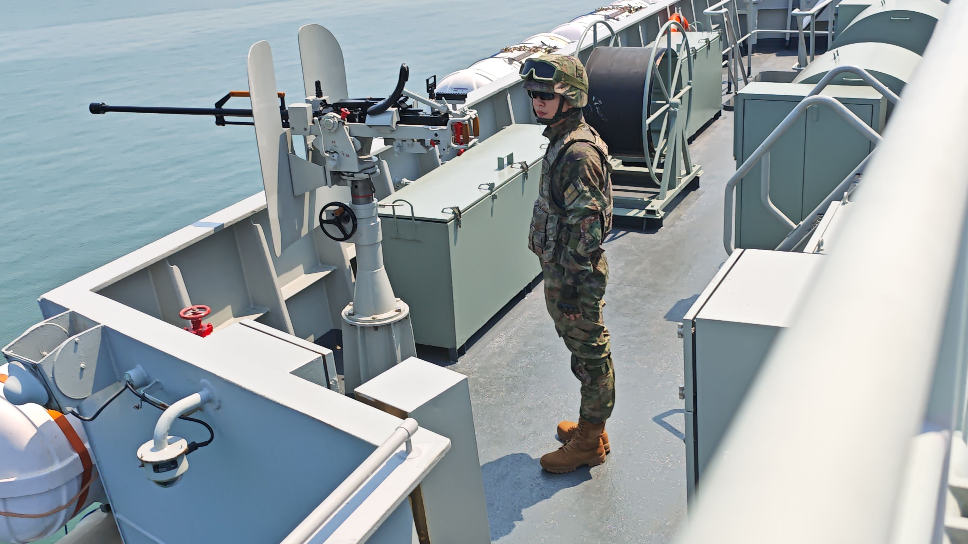 海南舰上全副武装认真值守的海军战士,真帅!