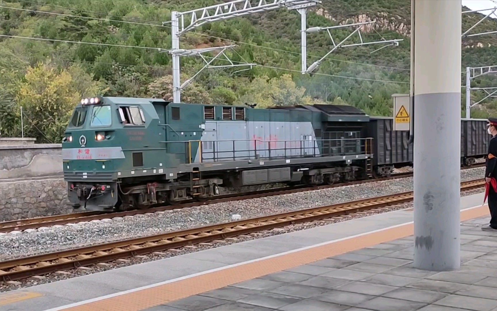 【路上随拍】京局怀段hxn5牵引货列古北口站会让市郊铁路s501次(音量