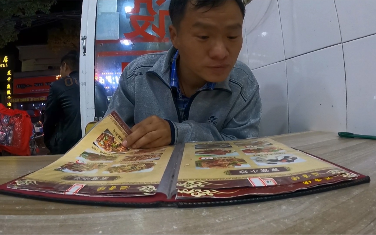 华仔来上海想和沪漂打工王一起搬家,沪漂打工王却不建议他做,为什么?