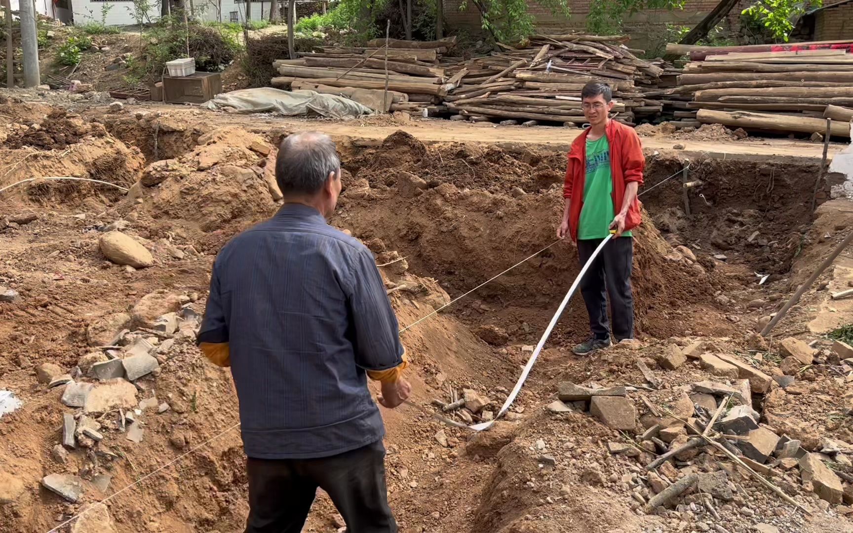 农村自建房人工挖地基这活真是体力活,关键一天还干不了多少