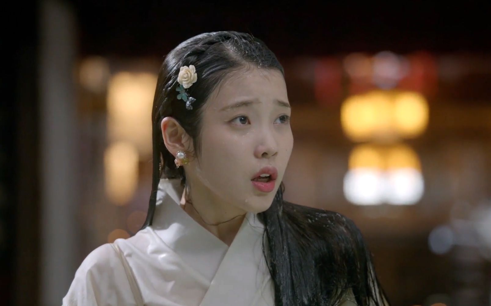 《月光恋人》女人意外坠湖,竟意外穿越到了500年前的古代.