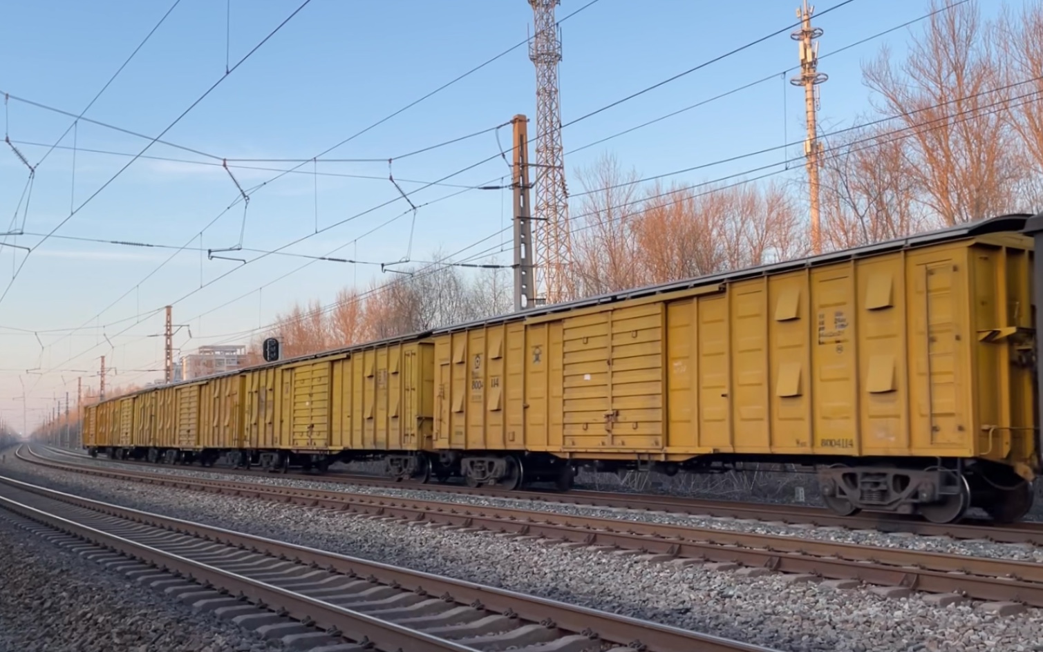 棚车集装箱混合编组的货物列车沈局苏段hxn30300牵引下行小运转列车