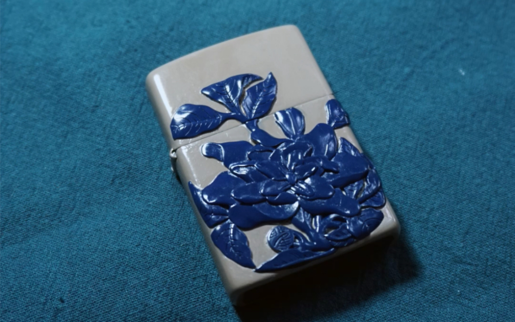 大漆 瞿展制 白地剔蓝栀子纹打火机
