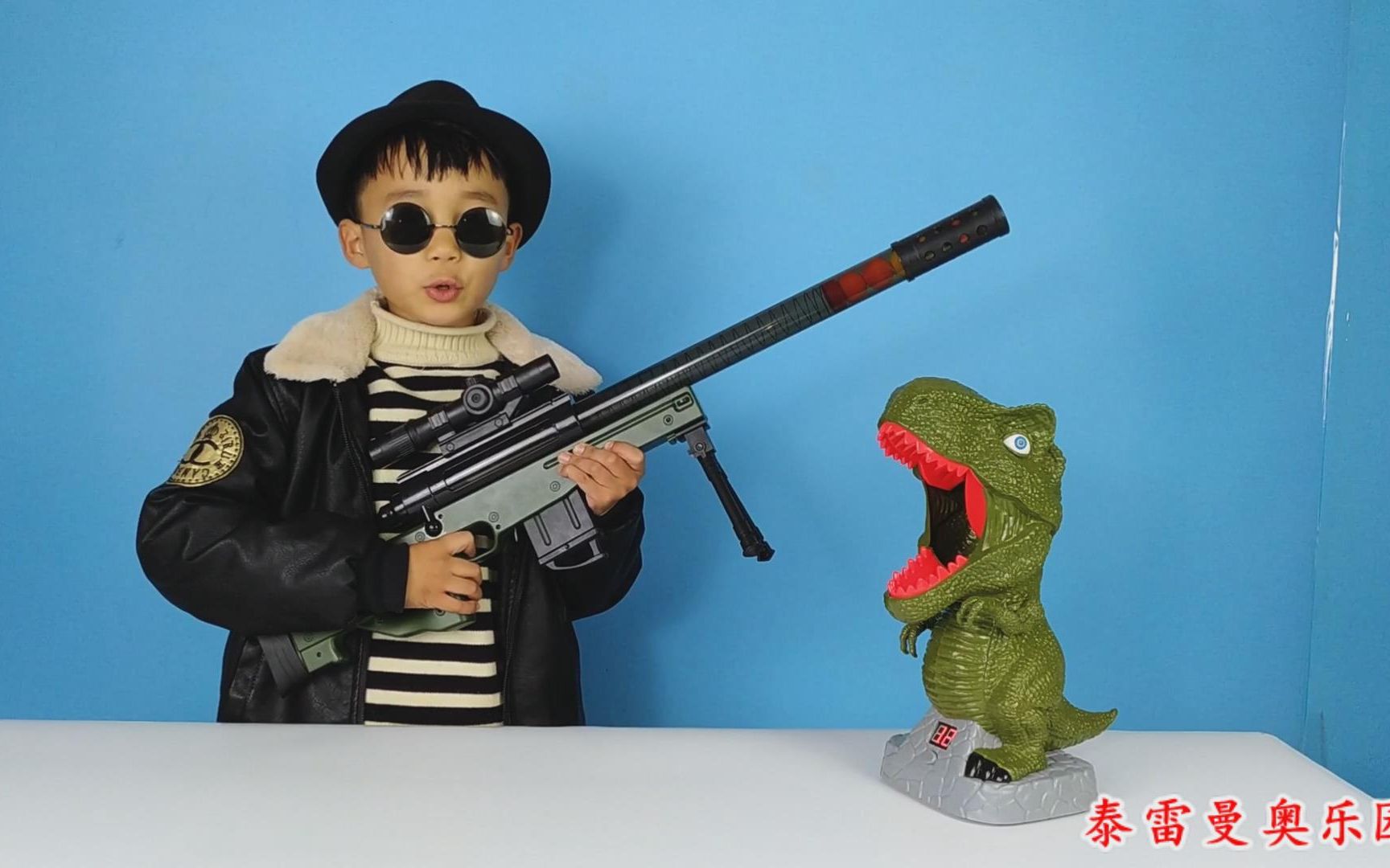 小泽开箱玩awm组装枪玩具,组装好之后攻击恐龙玩具,非常好玩