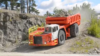 Скачать видео: 国外最大的泥头车，这车全功能讲解，你会开了吗？