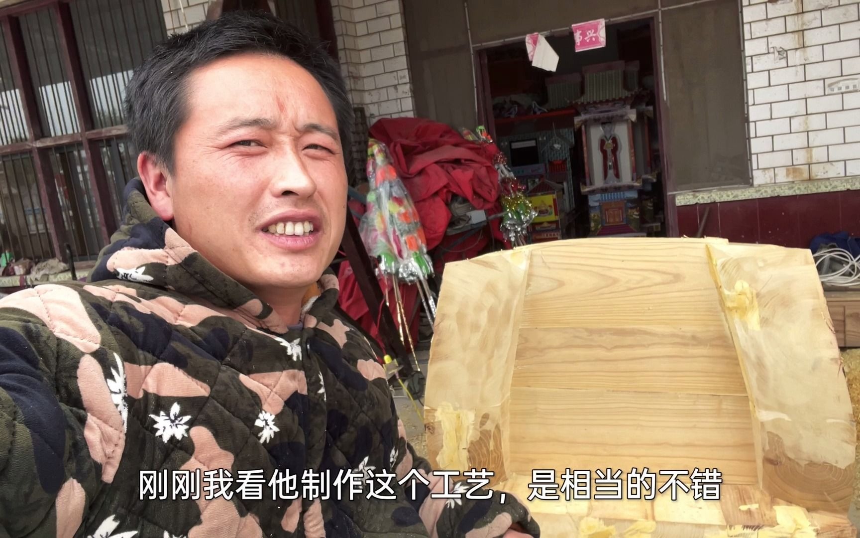 刚做好的纯桑木棺材,一般人见了都害怕,躺在里面是什么感觉