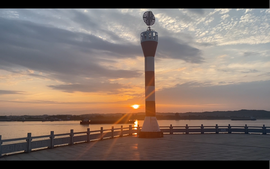 湖北宜昌市宜都市枝城小镇,长江边小城,依山傍水,临江塑胶跑道,灯塔