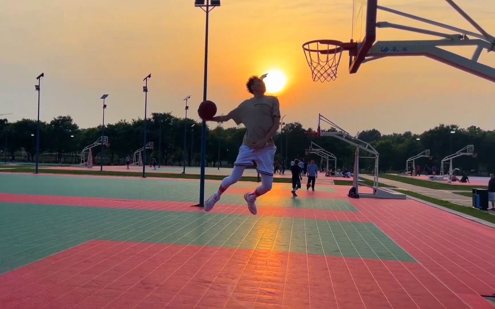 夕阳下的篮球图片