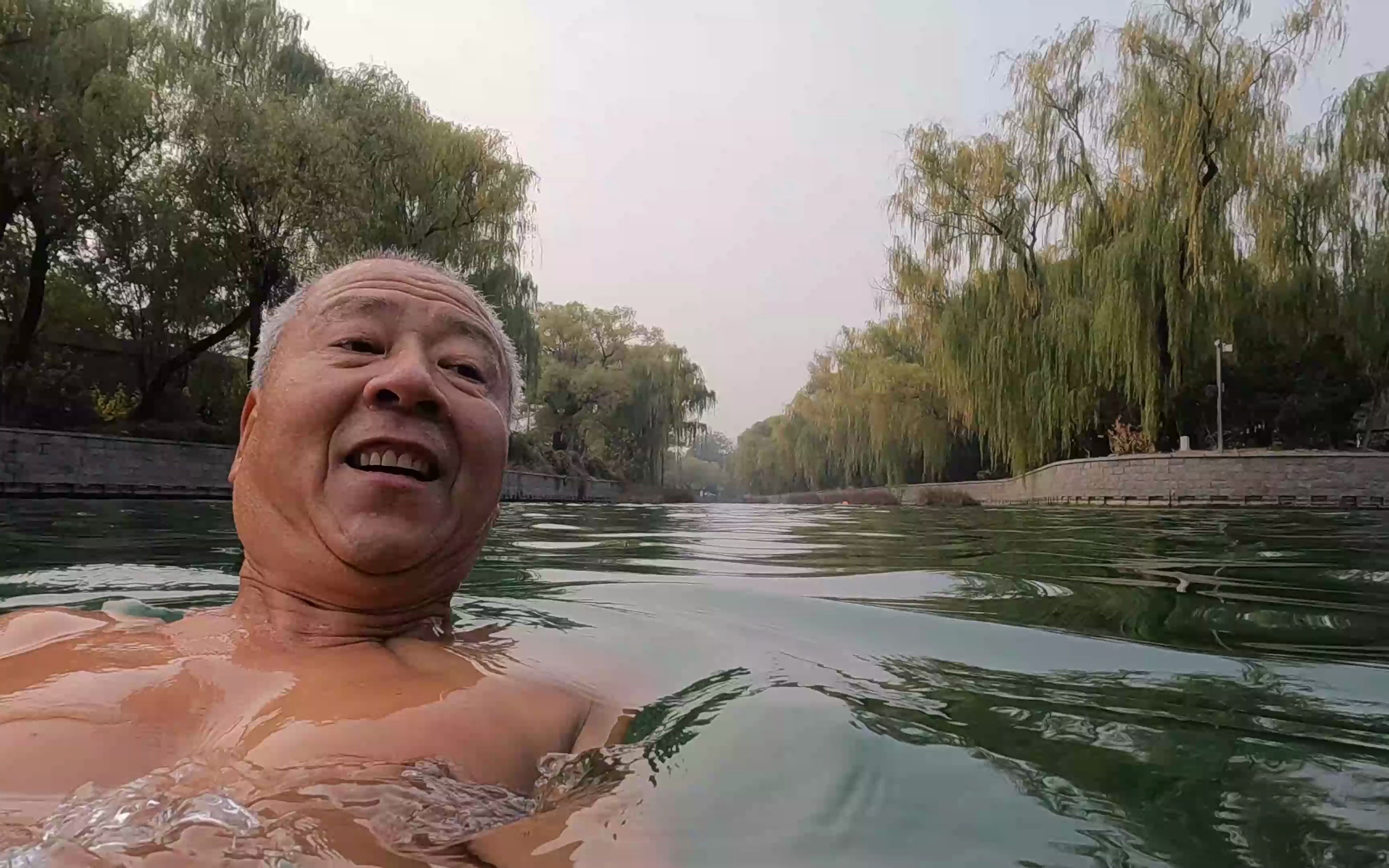 2022年11月6日颐和园南门外昆玉河游泳