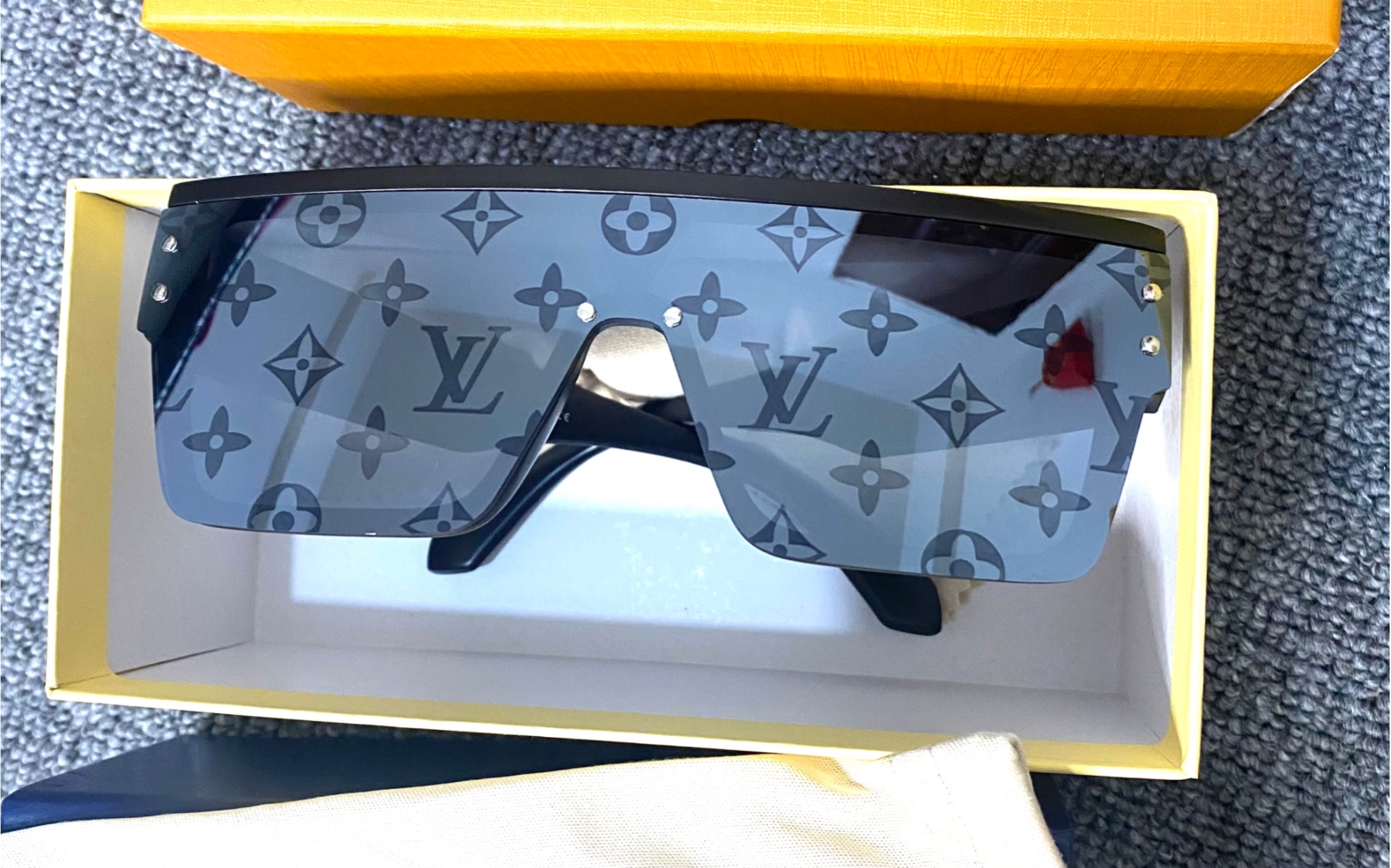 lv印花墨镜