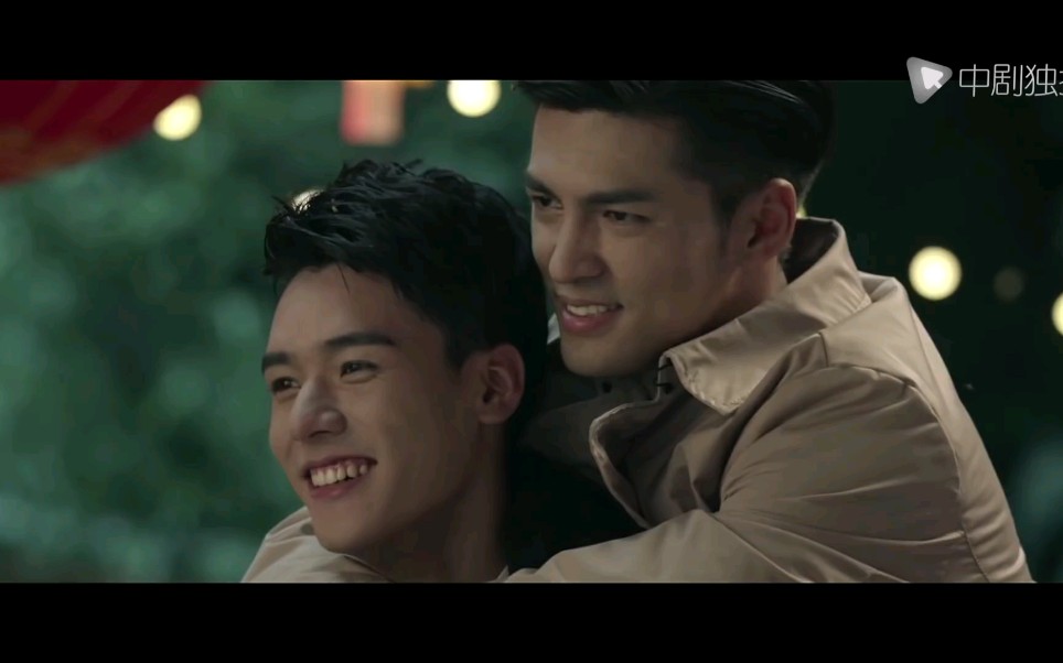 《盛势》夏耀和袁纵逛庙会,夏耀非要背着袁纵照相