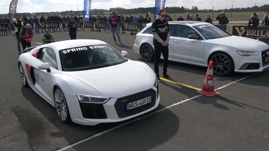 奥迪r8与奥迪rs6百米直线加速赛,结果奥迪rs6无语了_哔哩哔哩_bili