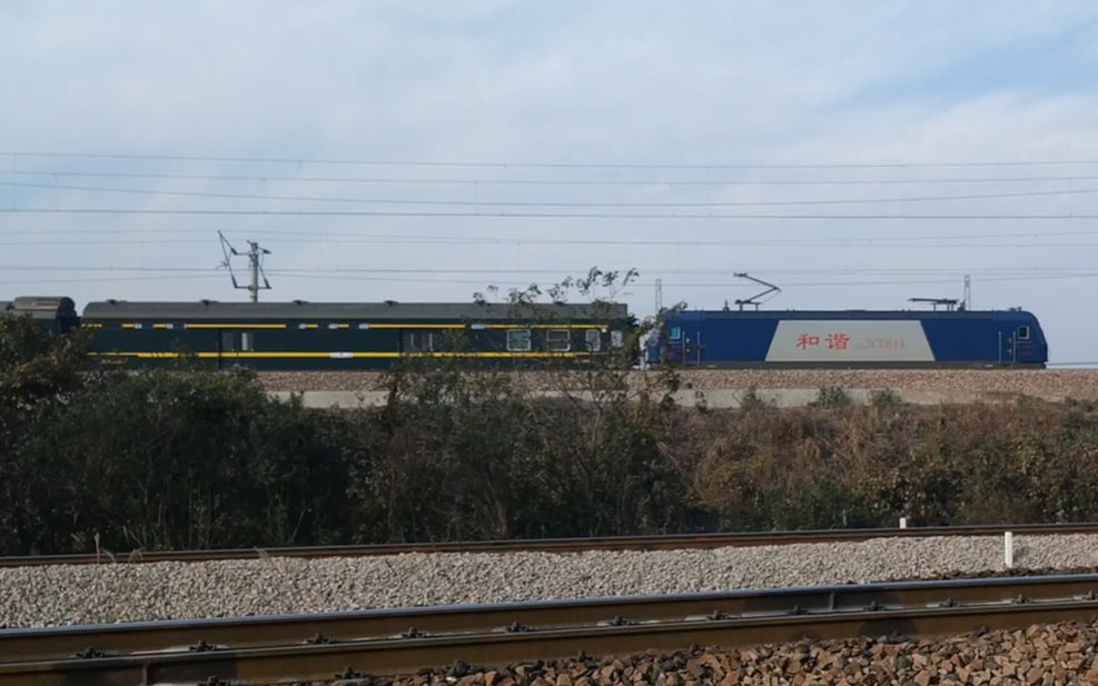 宁局邕段hxd3c0614拉客车通过珍珠塘村柳荷塘组,沿衡柳客运专线行驶