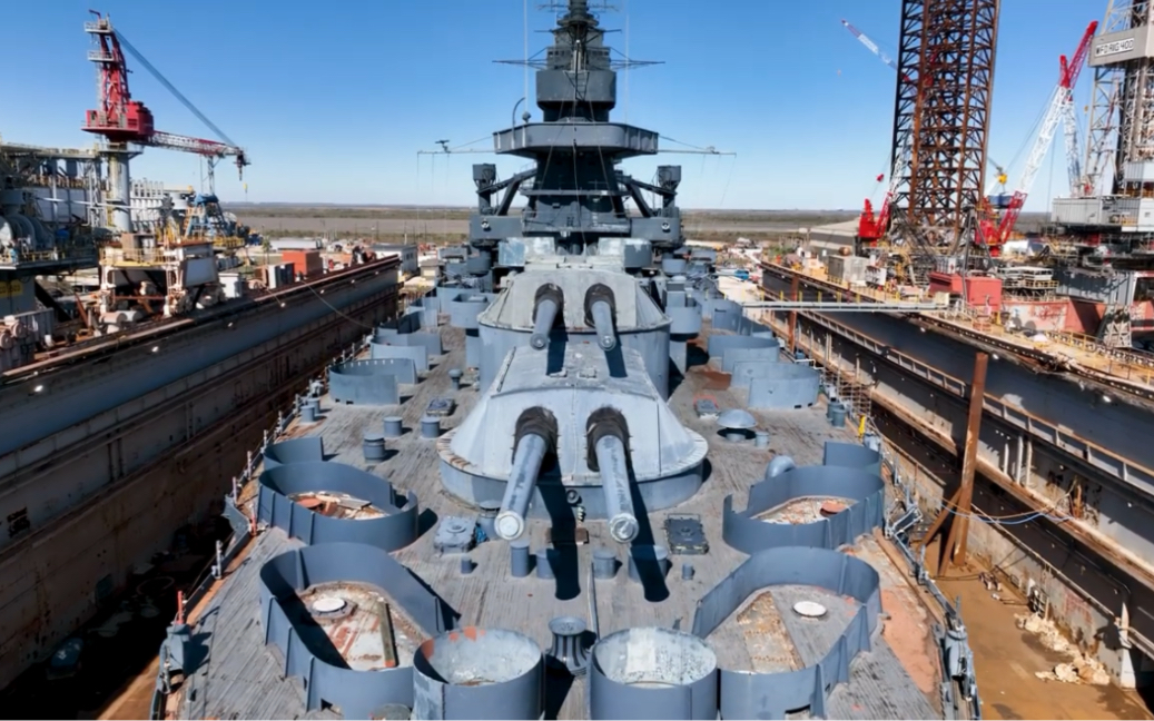 圣诞节中的得克萨斯号战列舰在浮船坞中115天后(12月25日)