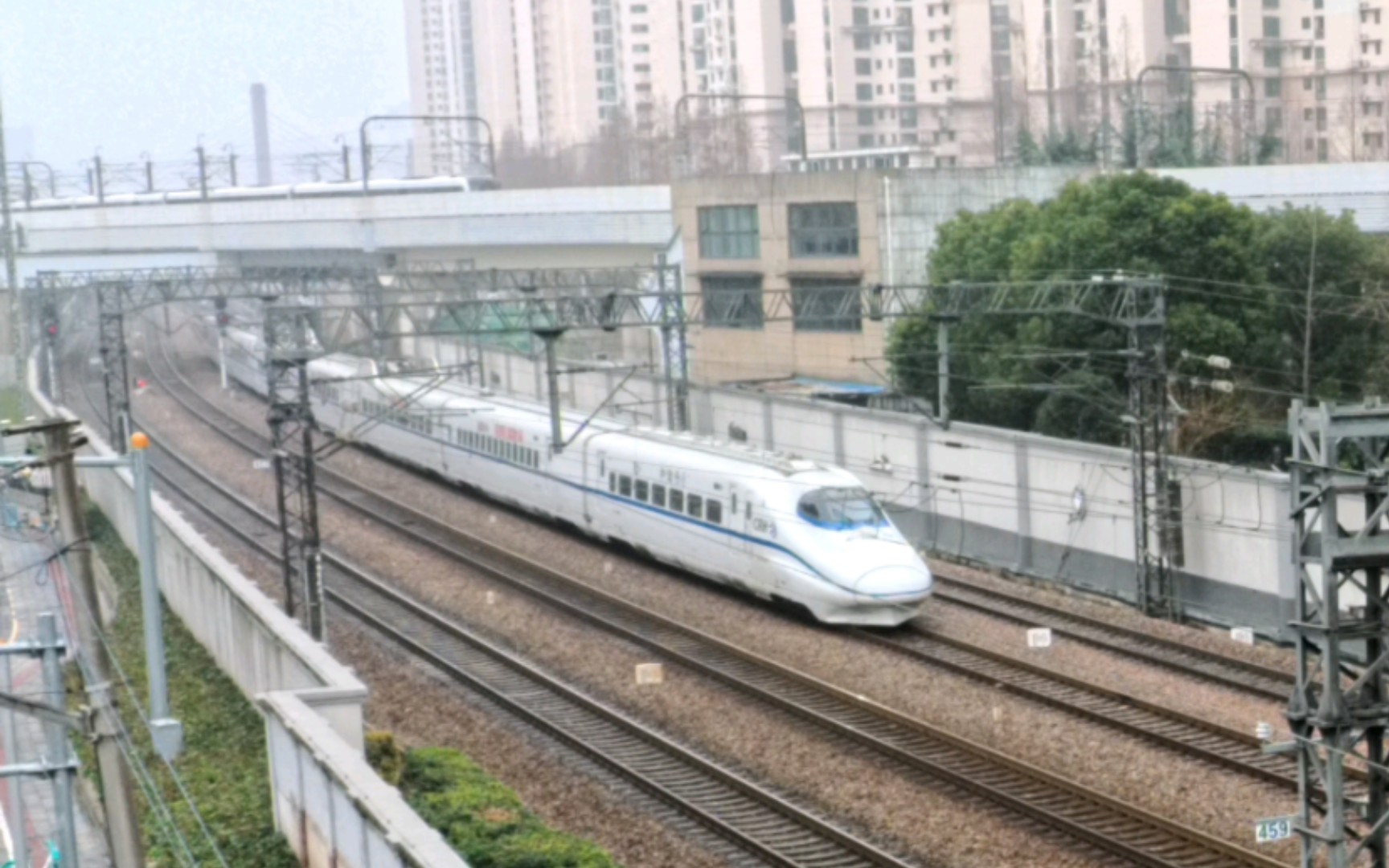 【铁路】g7042次(上海-南京)列车驶出上海站,本务crh2c-2106