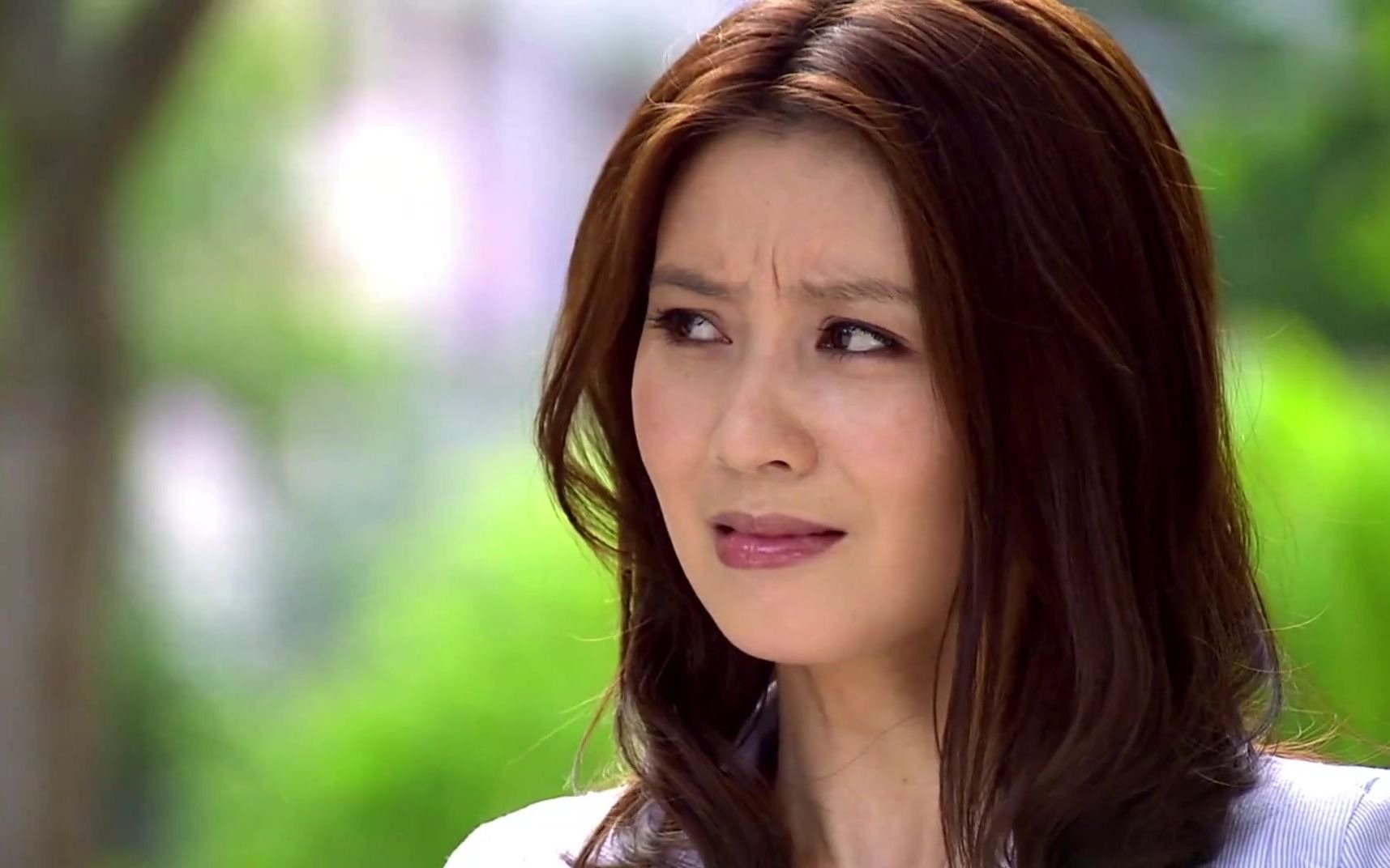 小菊的秋天 姜怡回家发现羽杰在楼下等她,羽杰告诉姜怡他永远只当姜怡