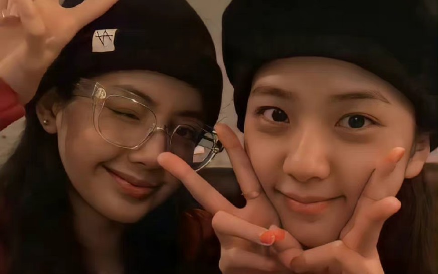 lisa and jisoo