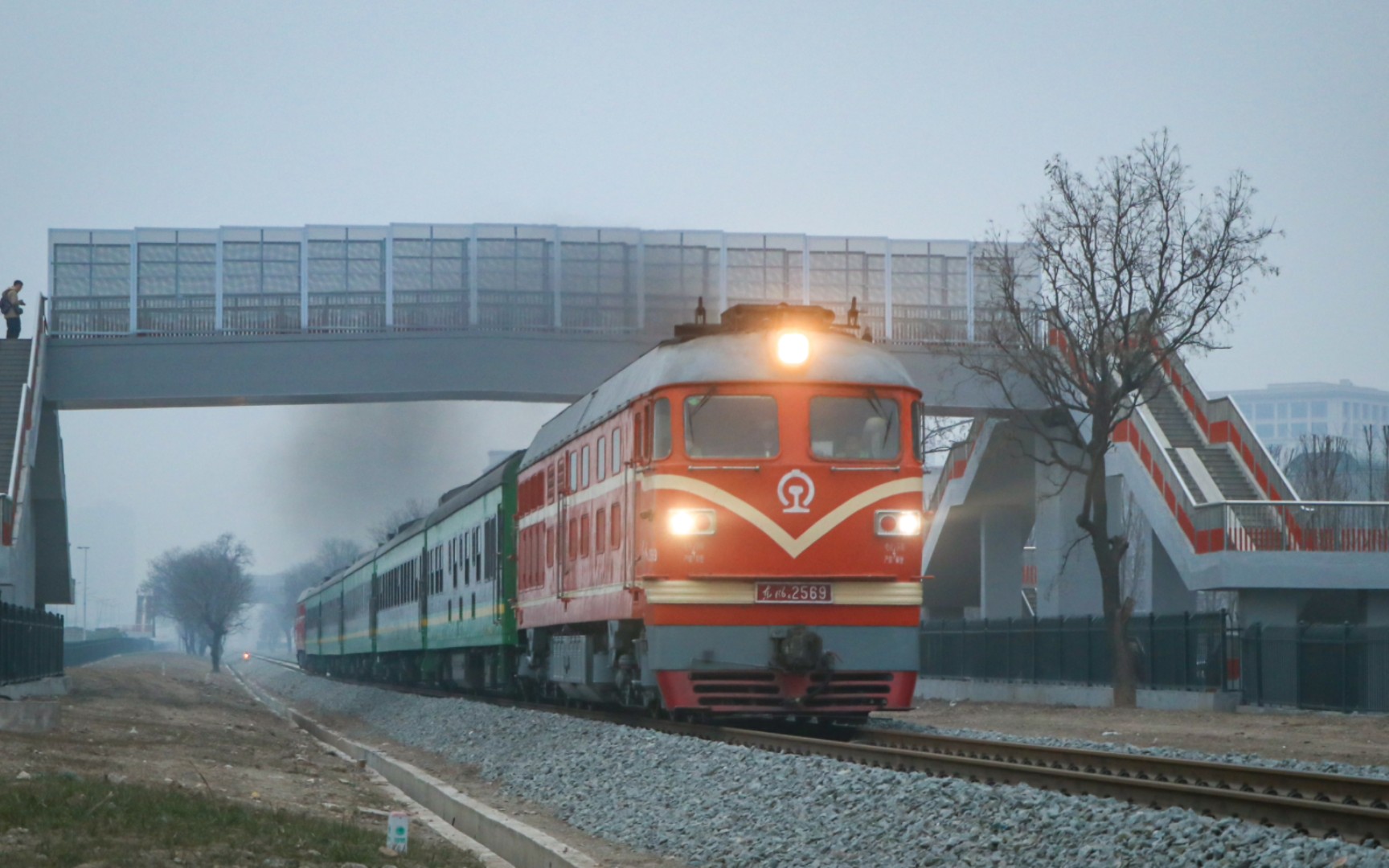 【西户铁路】西局西段df4b-2569与2578推挽牵引市郊列车通过阿房宫