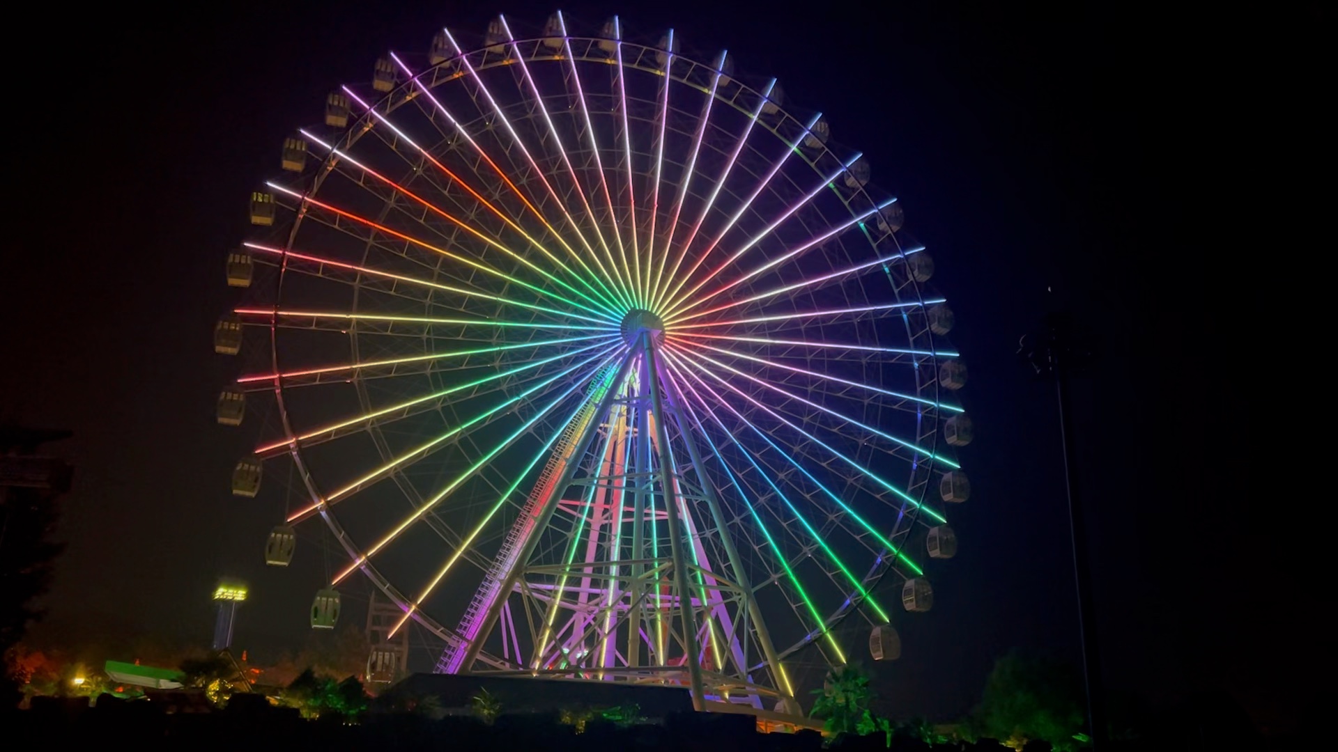 横店晚上的摩天轮