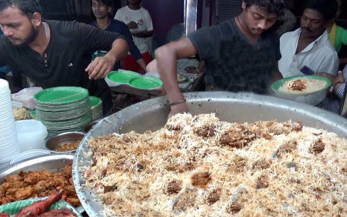 印度街边焖饭 5块钱一份 加鸡腿11块 食客全部站着吃完哔哩哔哩bilibili