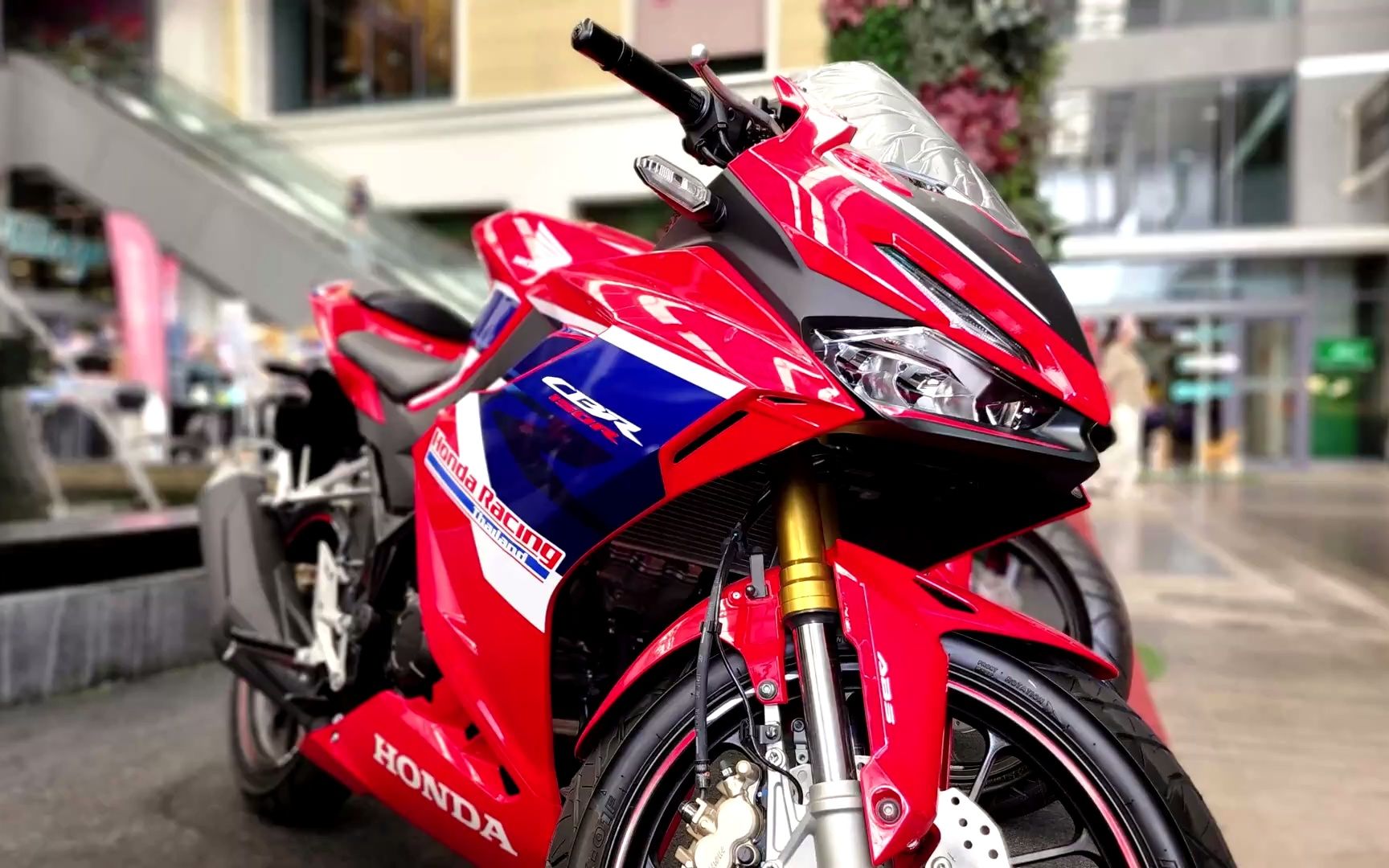 2022款hondacbr150rtricolorred车展实拍漂亮